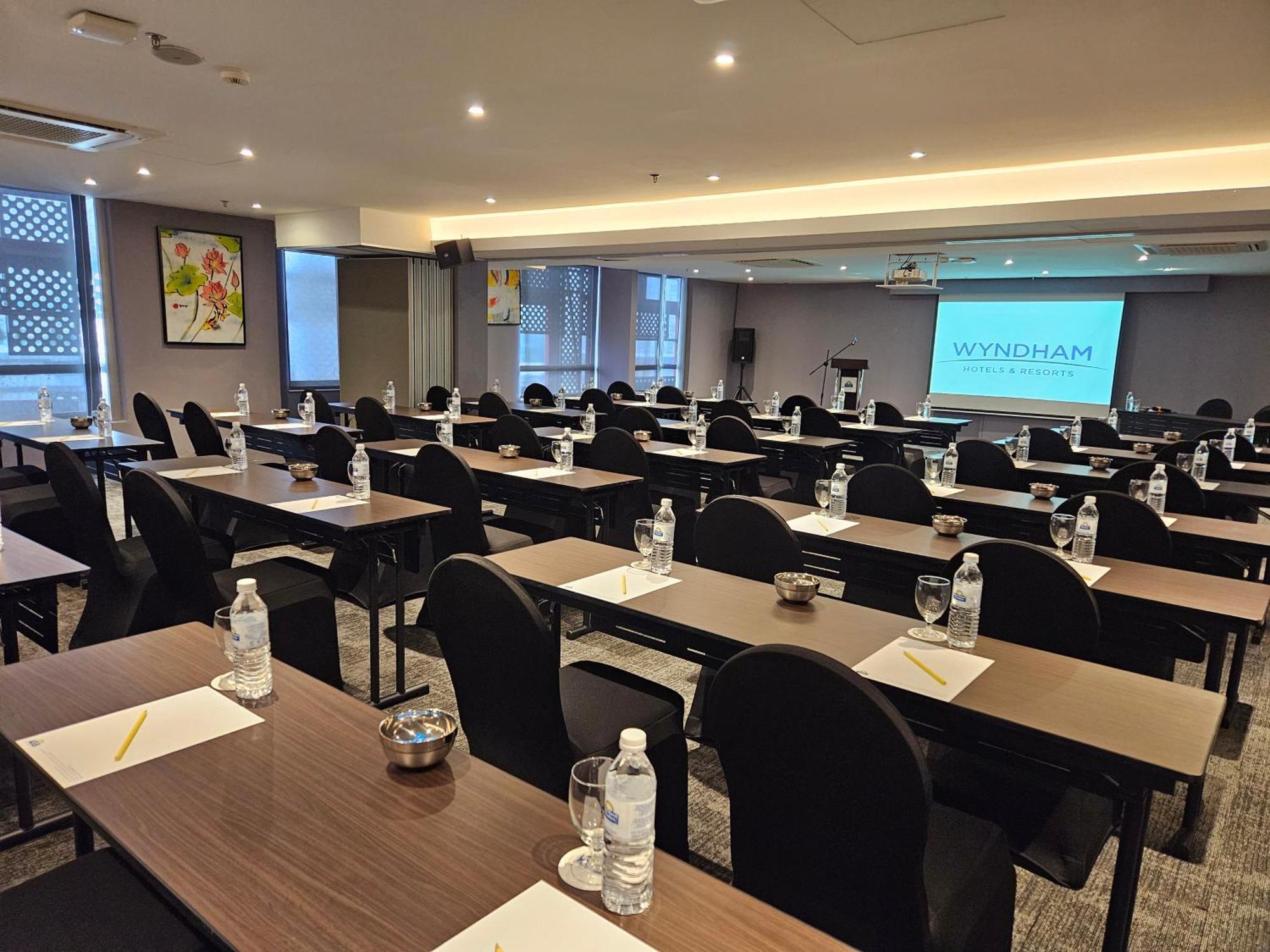 Days Hotel & Suites By Wyndham Kl - Chan Sow Lin Mrt Or Lrt Kuala Lumpur Exterior foto