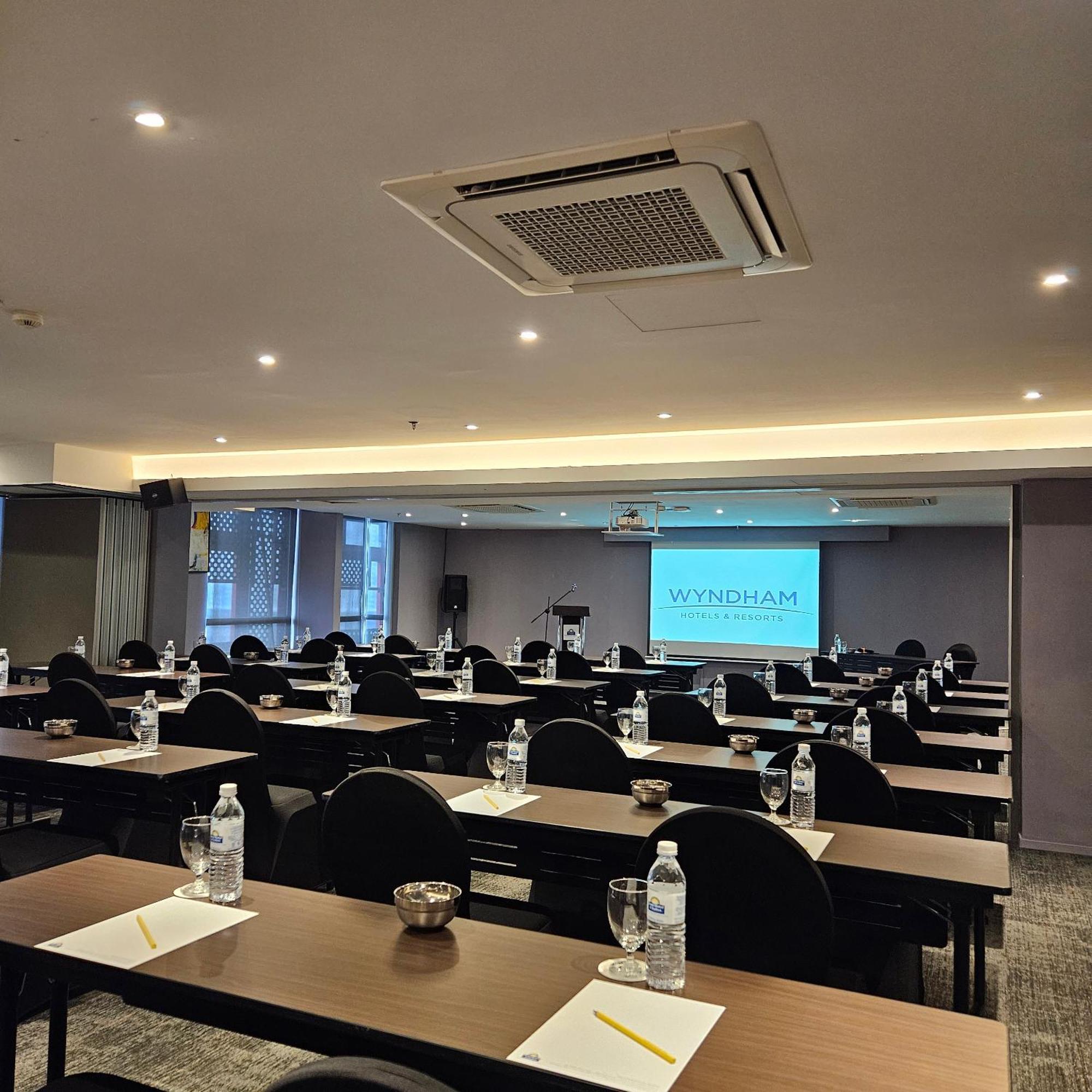 Days Hotel & Suites By Wyndham Kl - Chan Sow Lin Mrt Or Lrt Kuala Lumpur Exterior foto