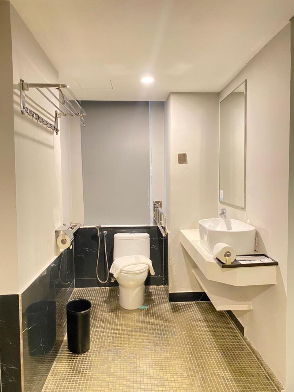 Days Hotel & Suites By Wyndham Kl - Chan Sow Lin Mrt Or Lrt Kuala Lumpur Exterior foto